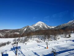 北八ヶ岳ロープウェイは既にスキー客で賑わっていた。
ロープウェイから蓼科山。