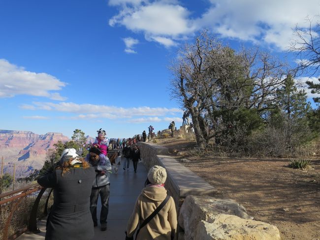 この日は快晴で見学には最適な日でした。<br /><br />次の日は大雪だったそうです。<br />たまたまのタイミングに感謝。！<br /><br /><br />ではベガスへ戻ります。<br />バスで行きと同じく５時間かけて<br />ベガスに戻りました。