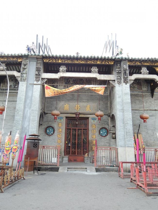 お寺。<br />入口の両サイドにある赤い棒はきっと線香。でも直径15センチくらいあるのではというくらいの太さがありました。