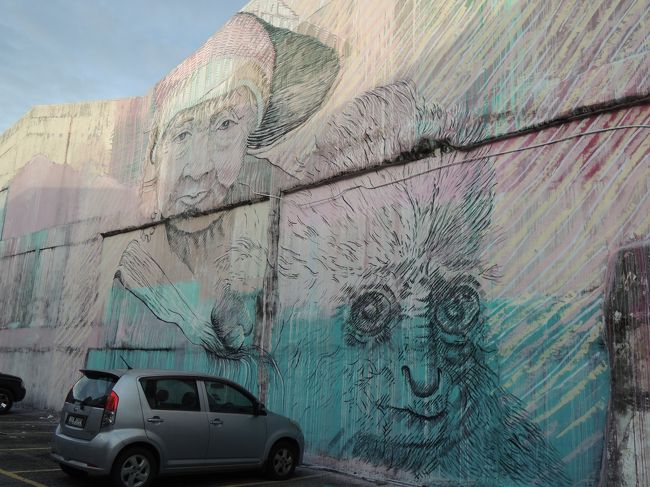 壁画④<br />おばあちゃん<br />これは淡い色を使って、軟らかいタッチで描かれていました。<br />右下に日付が書かれていたけど、2014年だったかな、つい最近に完成したもののようです。