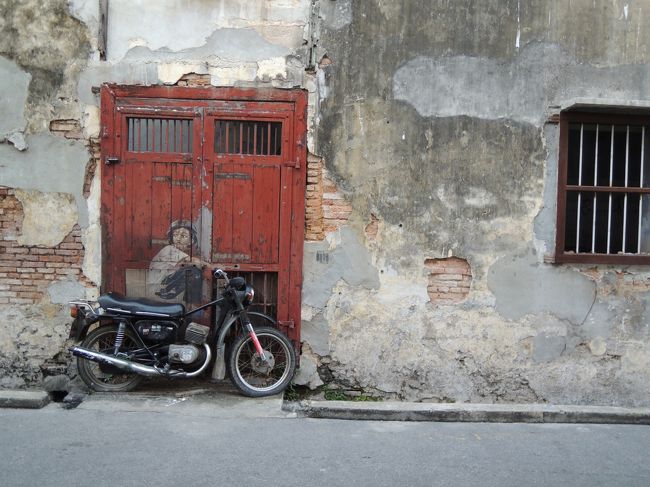 壁画⑧<br />バイクに乗った少年<br /><br />もうだいぶ風化してきたようで、色があせていました。