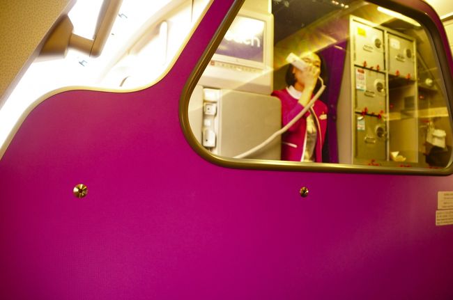 今回も一番前を取りました。　通路側の席は空いてました。　肘掛が上がらないのがこの席の難点です。