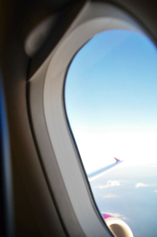 ちょっと後ろの窓からエンジンと翼が。横の窓は汚れてました。帰りの飛行機でも汚れてました。この席の窓は階段のカバーが当たるので汚れるのかも