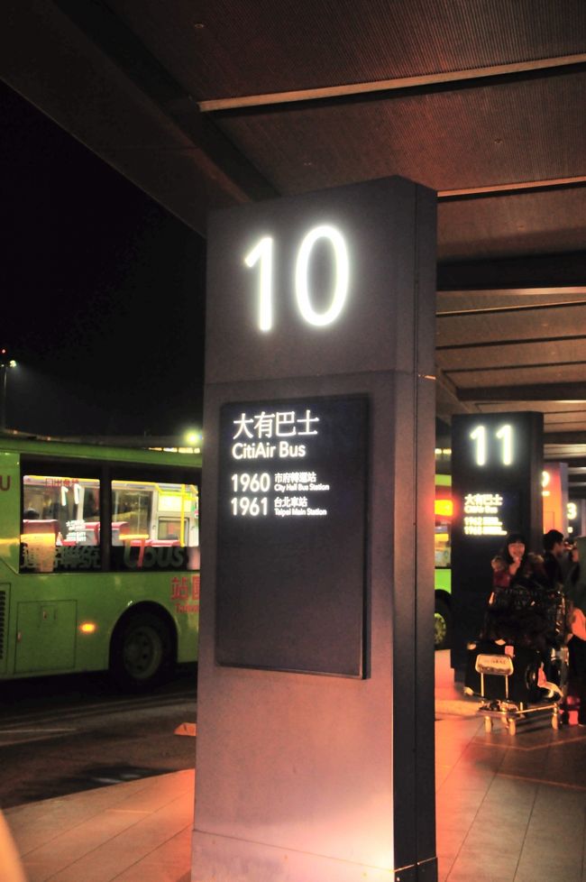 乗り口は外です。ここにもおっさんが要るのでチケットを見せるとどこに並ぶか教えてくれます。