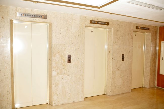 エレベーターは３基あり必ず８Fのロビーに止まるようになってます。朝食も8Fです。