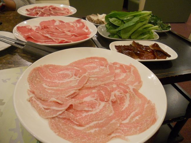 お肉は奥から、アヒル、羊、豚です。