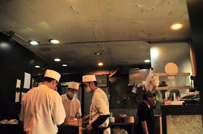 狭い厨房で作ってます。