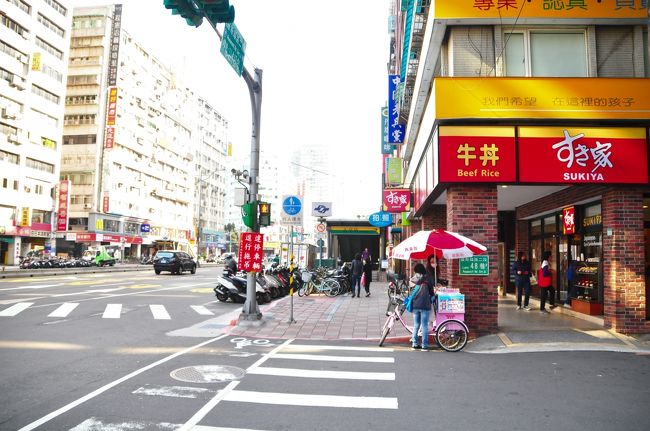 場所は地下鉄でてすぐです。出口にはすき家があります。混んでました。