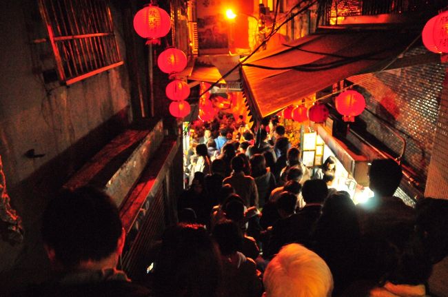 この人混みです。50mぐらいまで降りたのですがそこから全然動きません。<br />一人コケて担架で運ばれてました。この階段が千と千尋の有名な場所みたいでです。