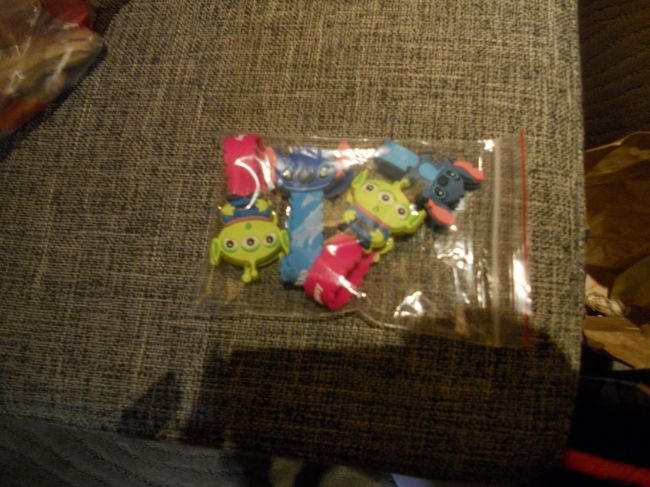 携帯電源コード止めです。　端のお店の方が同じ値段で1個多かったです。ショック