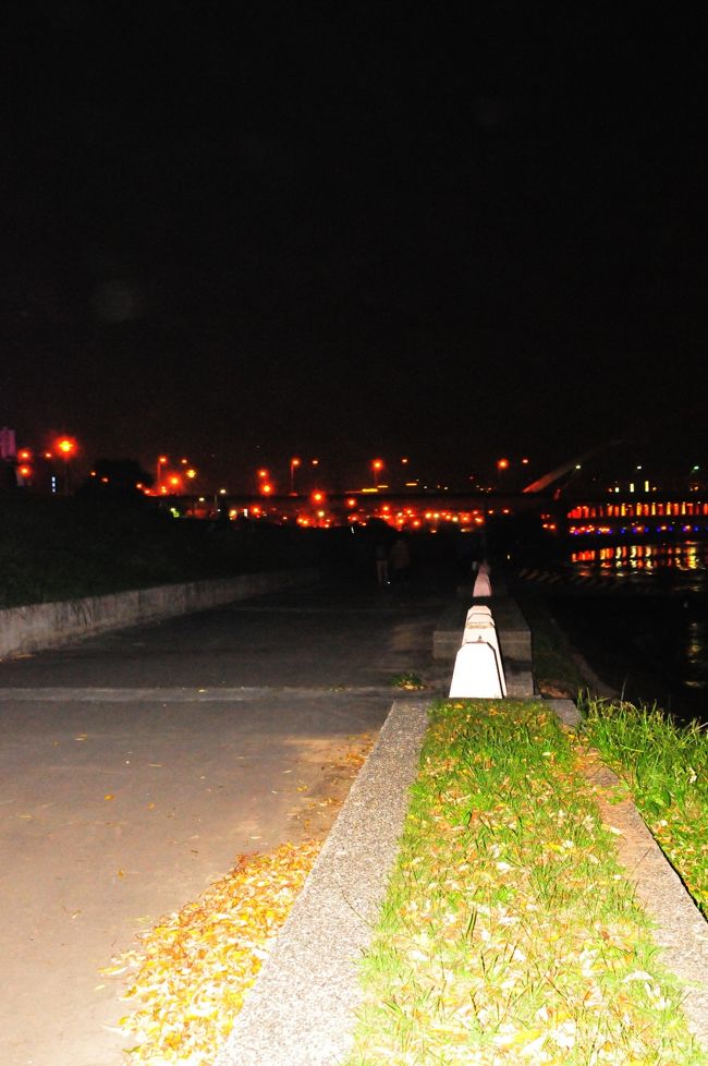 22時前の堤防です。　数人が三脚を立ててました。<br />23時ごろでも十分見ることは可能です。　空いてます。<br />ただ　カウントダウンがわからないのが欠点です。　あと寒いです。