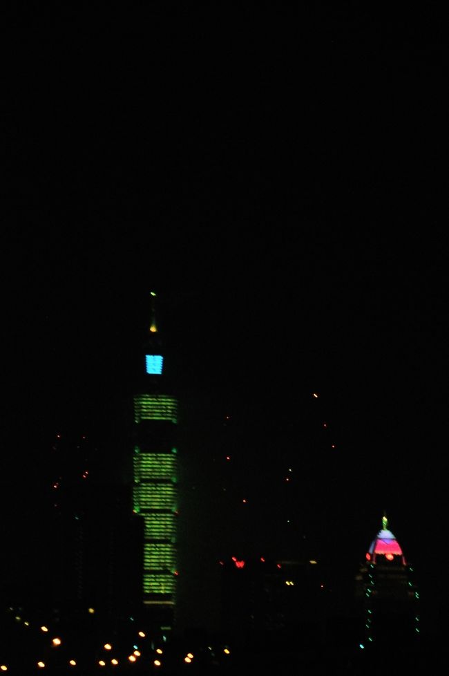 花火　約3.5分です。<br /><br />帰りが大変でした。カルフール付近まで戻ってタクシーを探したのですがいません。仕方なく住宅街方面（行善路の付近）に行くと市内から戻ってくるタクシーが数台いたのでそれを止めてホテルに帰ってこれました。<br />次回はレリーズと三脚持って来よう