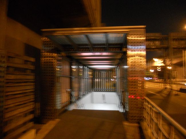 川沿いへ　地下歩道通路で道路を渡ります。こちらは川側です。<br />台湾ナビで紹介していた場所です。<br />http://www.taipeinavi.com/special/5049565