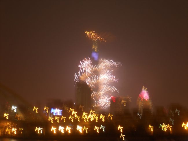 コンデジ　夜景モード　無理があるな。ブレてます。