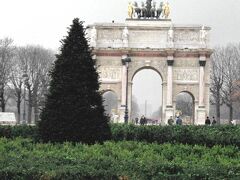 カルーゼル凱旋門

ちょっと小ぶりだけど、こちらもナポレオンの勝利を祝するために建設されたそうだ。