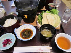 ＪＲの嵯峨野の駅近くでごはんにしました
京野菜しゃぶしゃぶ