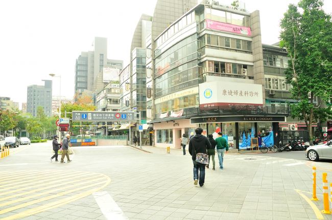 地下鉄の出口前の交差点　左にちっこい駐車場とそのカウンターがあります。<br />ここからは60mぐらいかな看板が木に隠れて見にくいです。