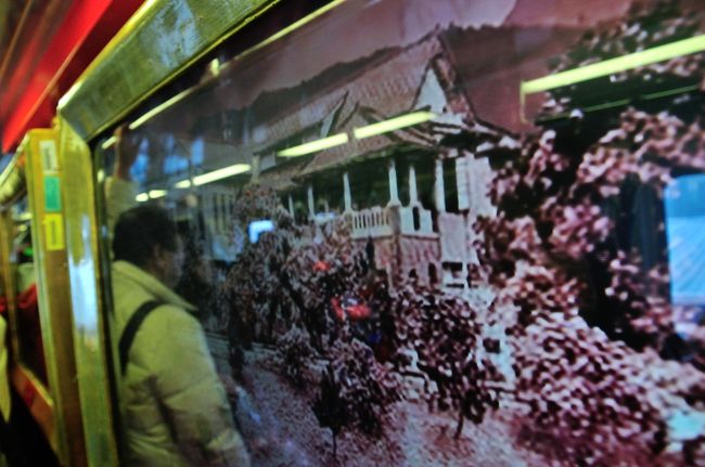 新北投線の電車内。モニターがあり片側のみ座席があります。約5分で着きます。めっちゃゆっくり走ります。1区間です。