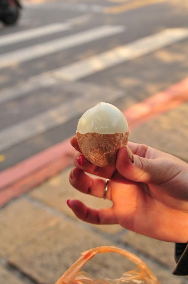 ゆで卵、ちっさいジップロックに塩を入れたのをくれます。