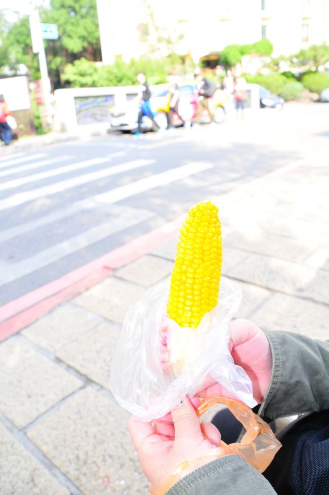 トウモロコシは黄色、白、紫がありました。なんか刷毛で蜜っぽいのをつけてくれました。