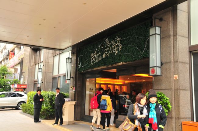 玄関<br />駅からは近いです。ここは水着NGです。タオル、シャンプーソープはあるので手ぶらOK。　ドライヤーもあります。脱衣所に給水器。　浴場にロッカーがあり飲み物を持込み置いておくこともOk