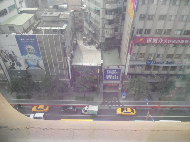 ホテルから洋服の青山が見えます。隣には三越があります。三越なのに夜の看板の電源が切れているのはさみしいです。