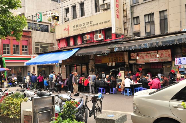 昼時だったので周りのお店はいっぱいでした。