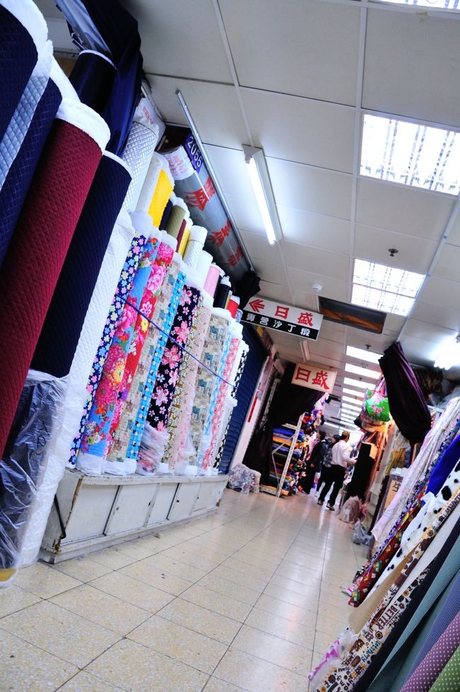 フロア全部布屋さんです。　