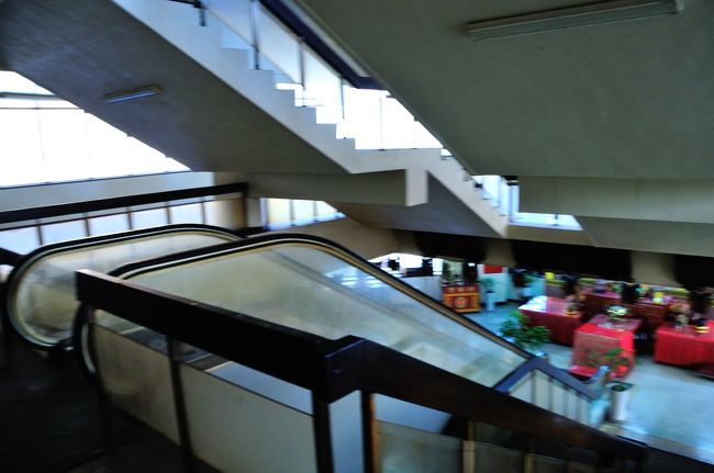 ３Fです。エスカレータは物置で動いてません。