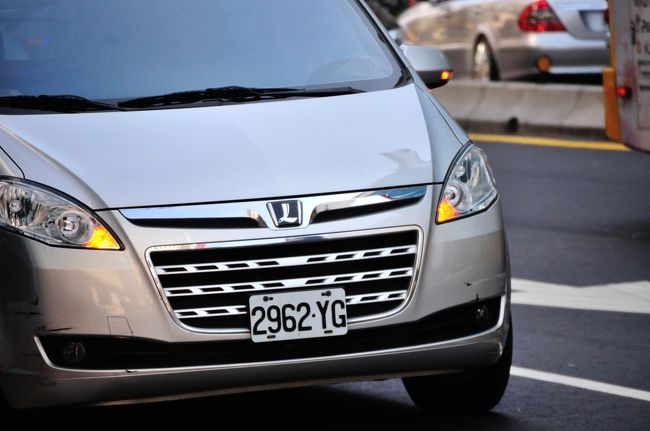 レクサス発見？？？　このLじゃなぁぁぁい。確認すると<br />台湾の自動車ブランドみたいです。<br />ユーロンキシャという会社が日産自動車のOEM生産をしていましたが、05年にはGMとの提携、その後解消を経て09年に独自のプレミアム志向ブランドLUXGEN(ラクスジェン)を立ち上げたようです。<br />