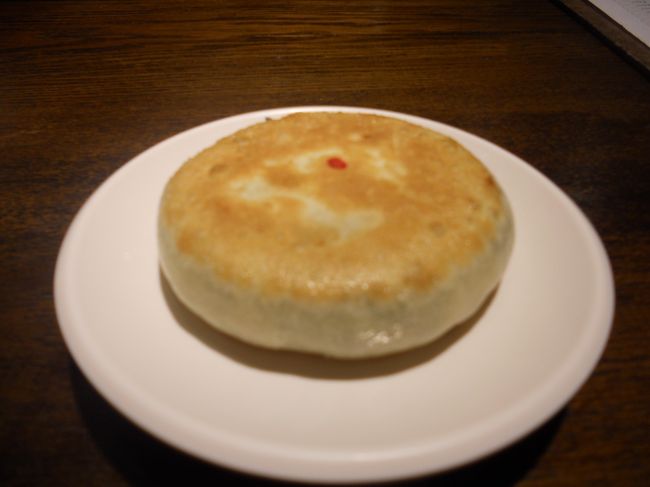 間違えて頼んだ花素餡餅。　小籠包の予定だったので１個（5個入り）注文したのですがこれ一個です