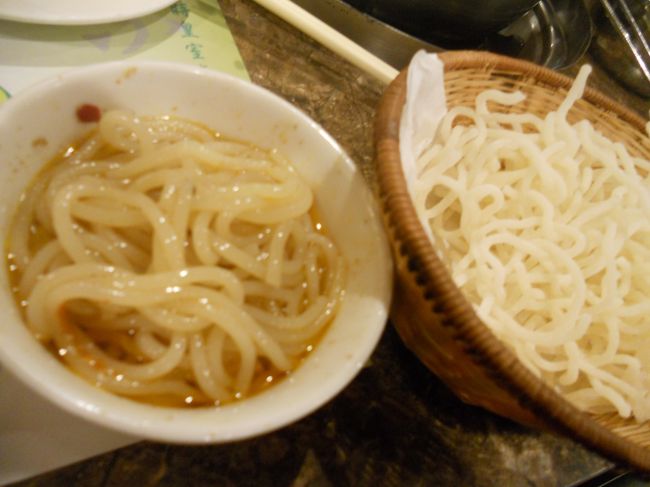 触感は冷麺とスパゲティを合わせたみたいなめんです。腰がありピンピンでツルツルです。