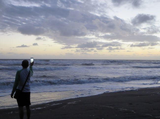 ビーチに向かいます。<br />まだ日の出ではありませんが、明るくなってきています。