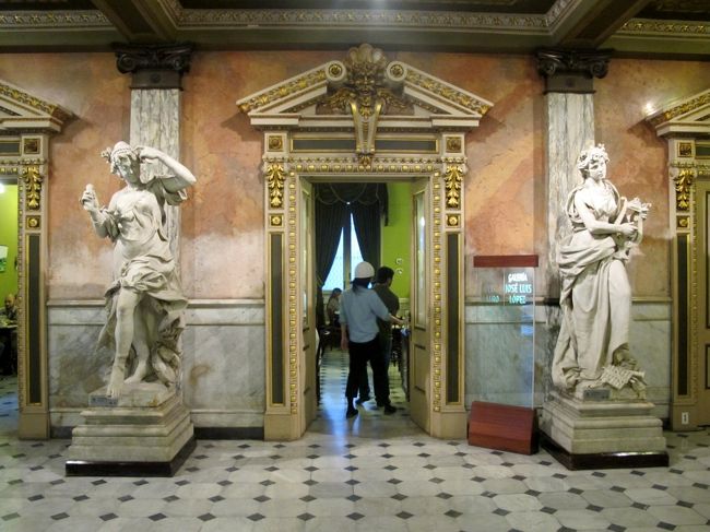 入りませんでしたが、隣りのカフェも有名です。