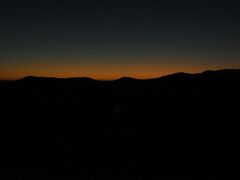 朝、5時出発。

砂漠の美しい日の出ツアー。

真っ黒。