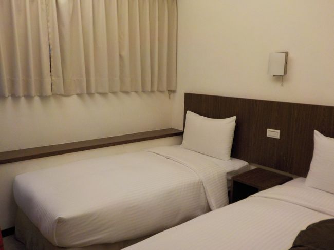 Booking.comでグリーンワールドホテル山水閣を4泊TWドル12600で予約。<br />ツインルームのシングルユース朝食付き。<br /><br />フロントは日本語を話し親切だが、ベッドのマットが合わず背中・腰とも筋肉痛に。<br /><br />リフォームしたが建物自体古いのでそれなりに不満も。<br /><br />次は別のところに宿泊するだろう。