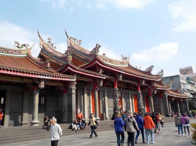 元旦、ホテルから歩いて「行天宮」へ初詣。<br /><br />仕事・商売と境内はすごい人・線香の煙。<br /><br />皆熱心！