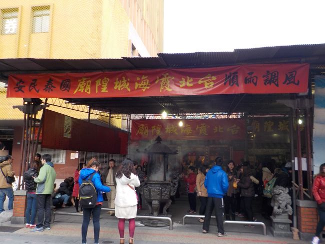 「迪化街」と言えば縁結びの神様：月下老人がいらっしゃる「霞海城隍廟」が有名。<br /><br />日本人も多数拝んでいた。