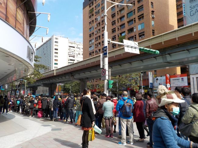 1月2日。<br /><br />九份に行こうとそごう前のバス停に行ったところこの行列！！<br /><br />バスを待つ事1時間。<br /><br />バスだとTWドル100（約1時間）だがタクシーの客引きが後を絶たず<br />一人TWドル250で乗り合いってな具合。<br /><br />時間をお金で買う人はタクシーが便利かも。