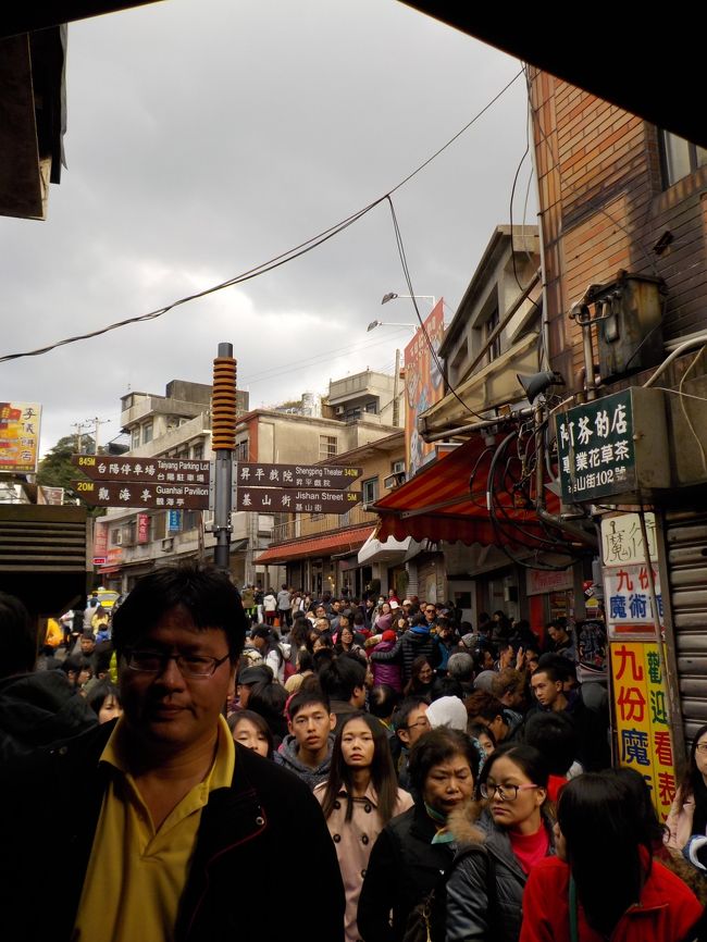 セブンイレブン横の公衆トイレ。<br /><br />紙は無い。<br /><br />とにかく凄い人の数〜〜