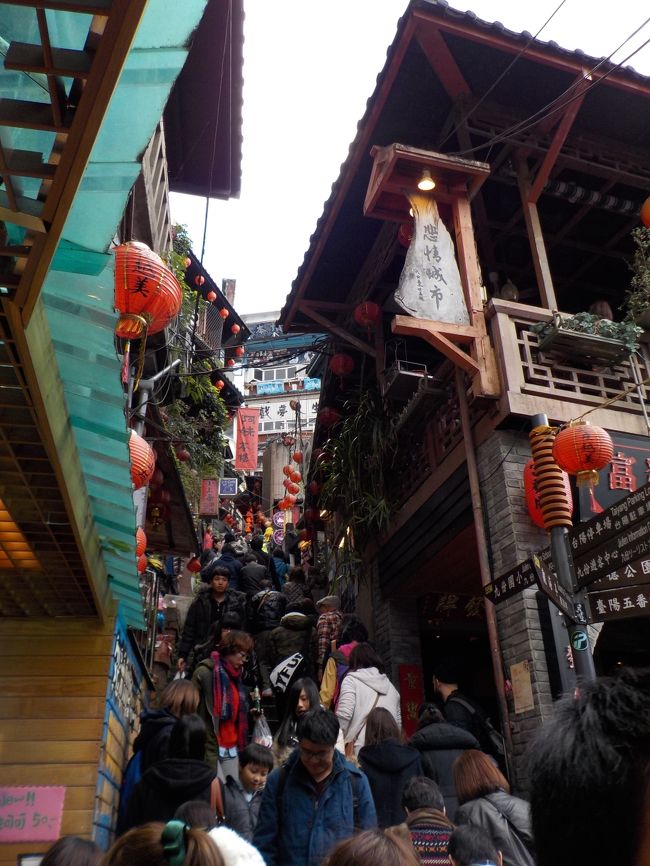 バス以外にツアーや個人で来ている観光客もいるだろう・・<br /><br />「千と千尋の神隠しの喫茶店ですよ〜〜」と遠くからガイドの声がする。<br /><br />日本人にしかわからない、ハズ。