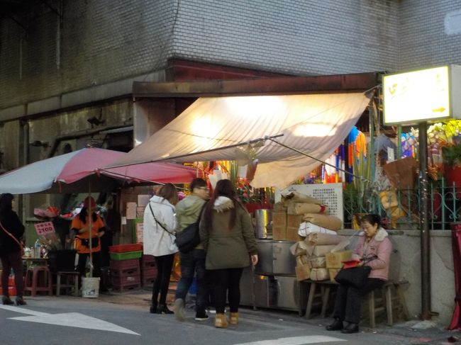 中には四面顔のある仏様が祭られていて狭いのに大勢の人。<br /><br />ご利益があった人のお礼の花束でいっぱい。<br /><br />
