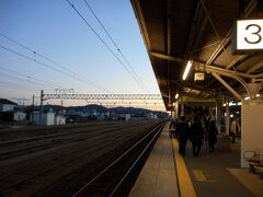 〔 白石駅 〕

いきなりですが、場面は夕暮れの東北本線「白石駅」のプラットフォーム｡｡｡
仙台での仕事を終えたのち、（旅情があまり無いロングシートの）鈍行列車にゆられてやってきました。

わざわざここまで足を延ばした理由………それは約600年近い歴史があるという奥羽の薬湯・鎌先温泉を訪れるため☆