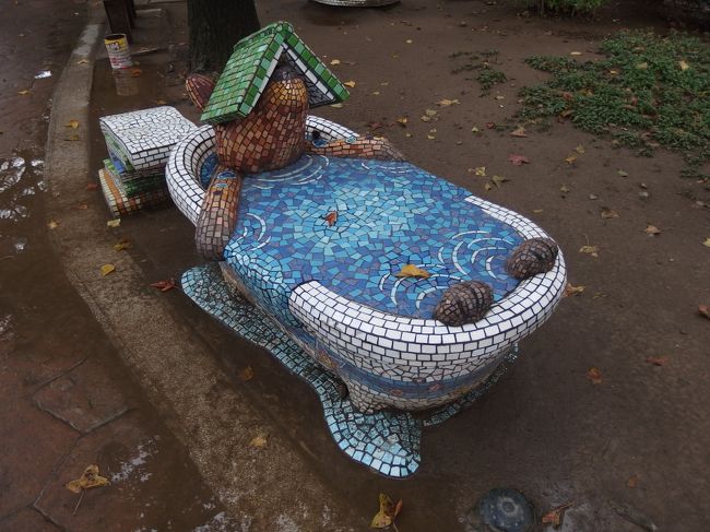 捷運(MRT)淡水線の上を歩いて台北駅方面へ。<br />ここは旧･台鐵淡水線の軌道跡。<br />