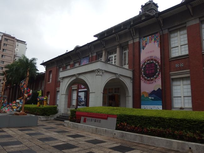 長安西路に右折すると<br />旧・建成小学校(1919年竣工)<br />