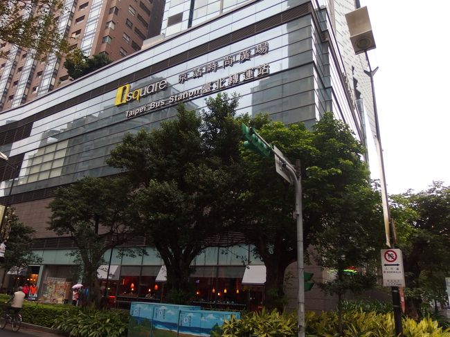 承徳路を左折して、高速バスターミナルが入っているビルに到着。<br />