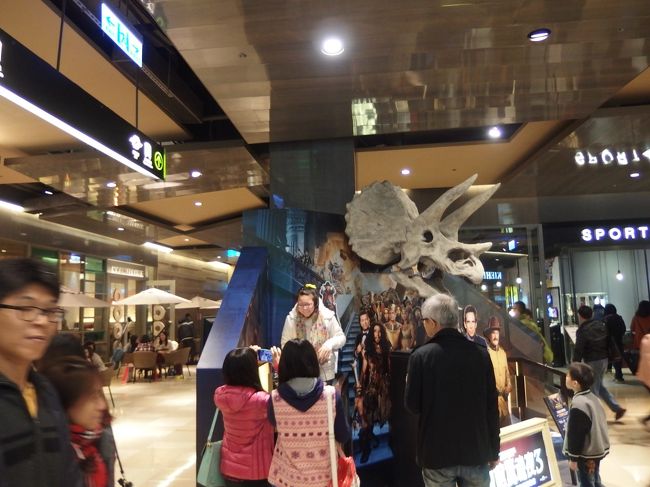 [バスターミナル]兼[ショッピングモール]兼[ホテル]兼[マンション]。<br />