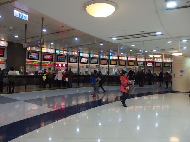 チケット売場は１階なのですが、今日搭乗する葛瑪蘭客運は<br />｢４階の乗り場でチケットを買って下さい｣<br />と係員。<br />