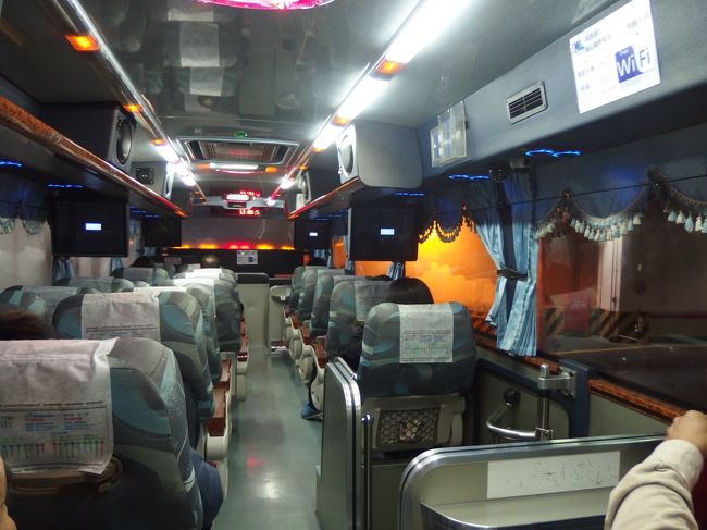 途中の捷運(MRT)科技大楼前でも乗客が乗ってきましたが、それでも席は半分が空席でした。<br />