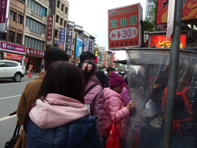 行列ができる店発見♪<br /><br />卵入り30元。